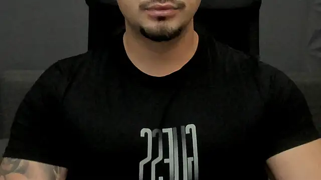 Snapshot of TonyWilcox chatting on 11.06.25 TonyWilcox online show from 11.06.25