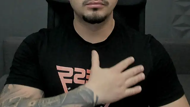 Snapshot of TonyWilcox chatting on 11.07.25 TonyWilcox online show from 11.07.25