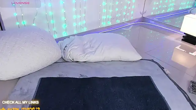 Snapshot of ohyesly_ chatting on 09.30.25 ohyesly online show from 09.30.25