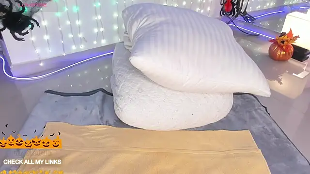 Snapshot of ohyesly_ chatting on 10.07.25 ohyesly online show from 10.07.25