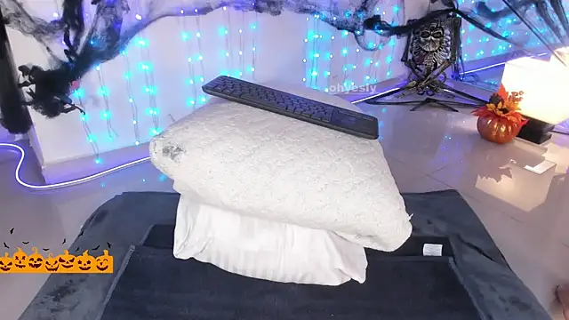 Snapshot of ohyesly_ chatting on 10.27.25 ohyesly online show from 10.27.25