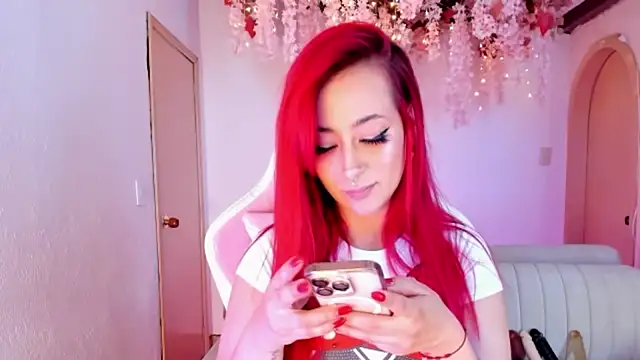 Snapshot of Mia-Bloom chatting on 11.05.25 Mia-Bloom online show from 11.05.25