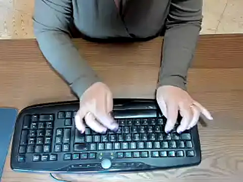 Snapshot of NikkiHolland chatting on 03.04.25 NikkiHolland online show from 03.04.25