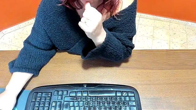 Snapshot of NikkiHolland chatting on 11.05.25 NikkiHolland online show from 11.05.25