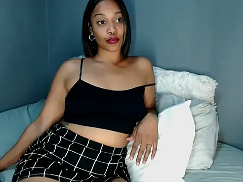 Snapshot of _MoniqueLovay_ chatting on 10.12.25  MoniqueLovay  online show from 10.12.25