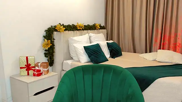 Snapshot of bella__rose chatting on 12.20.24 bella rose online show from 12.20.24