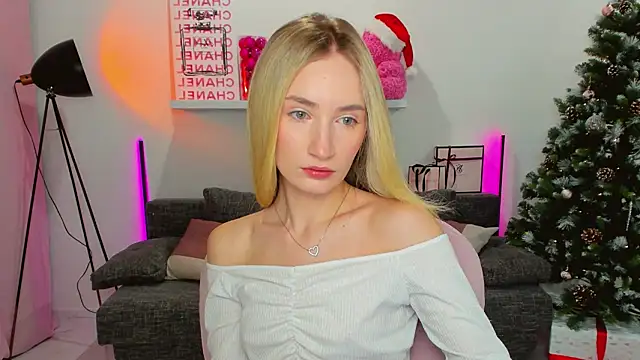 Snapshot of bella__rose chatting on 12.22.24 bella rose online show from 12.22.24