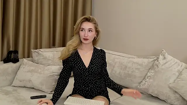 Snapshot of bella__rose chatting on 09.30.25 bella rose online show from 09.30.25