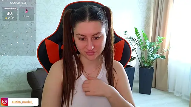 Snapshot of Elishka_ chatting on 10.04.25 Elishka online show from 10.04.25