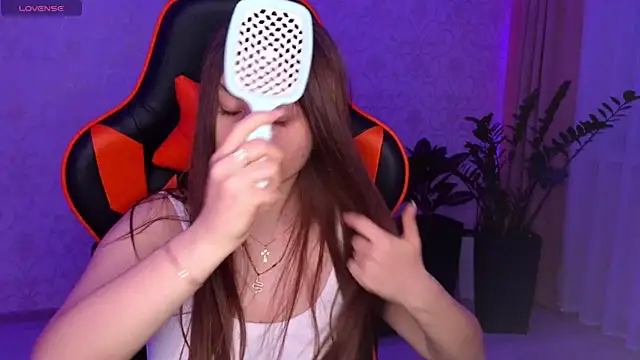 Snapshot of Elishka_ chatting on 10.20.25 Elishka online show from 10.20.25