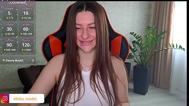 Snapshot of Elishka_ chatting on 11.12.25 Elishka online show from 11.12.25