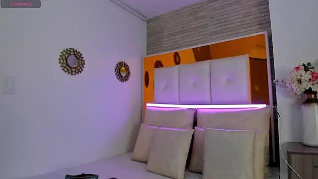 ShaniaBrownn online show from 12.21.24