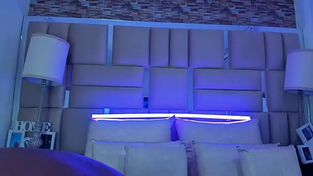 ShaniaBrownn online show from 10.17.25