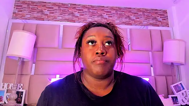 ShaniaBrownn online show from 10.21.25