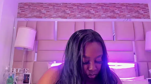 Snapshot of ShaniaBrownn chatting on 11.12.25 ShaniaBrownn online show from 11.12.25