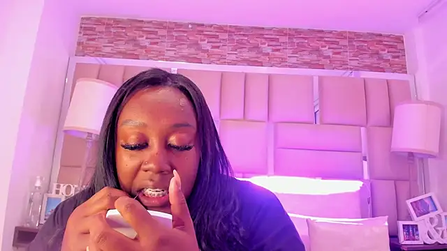 Snapshot of ShaniaBrownn chatting on 11.20.25 ShaniaBrownn online show from 11.20.25