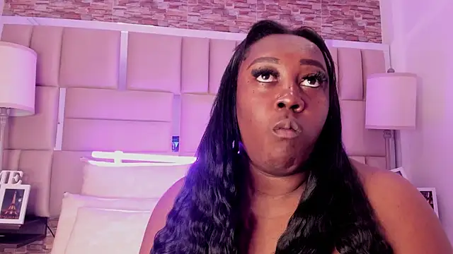 Snapshot of ShaniaBrownn chatting on 12.17.25 ShaniaBrownn online show from 12.17.25