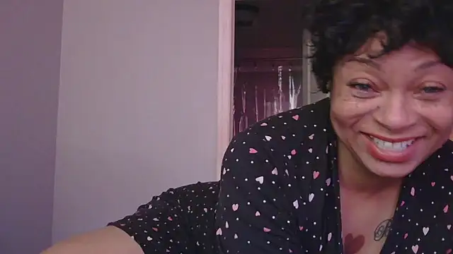 Snapshot of MSweetLindaParks chatting on 10.15.25 MSweetLindaParks online show from 10.15.25