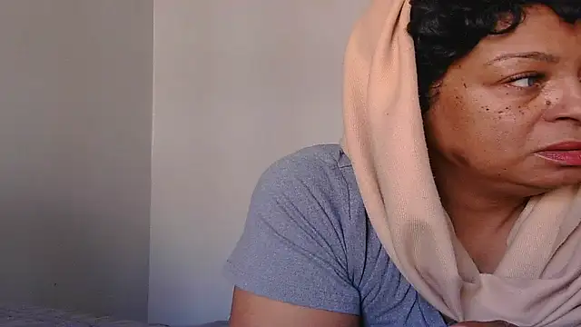 Snapshot of MSweetLindaParks chatting on 10.17.25 MSweetLindaParks online show from 10.17.25