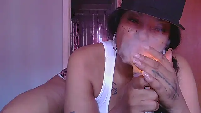 Snapshot of MSweetLindaParks chatting on 10.19.25 MSweetLindaParks online show from 10.19.25