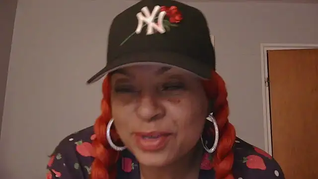 Snapshot of MSweetLindaParks chatting on 10.30.25 MSweetLindaParks online show from 10.30.25