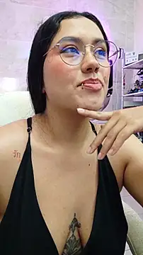 Snapshot of LauraRuiz1 chatting on 05.04.26 LauraRuiz1 online show from 05.04.26