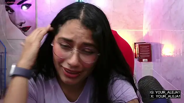 Snapshot of LauraRuiz1 chatting on 05.15.26 LauraRuiz1 online show from 05.15.26