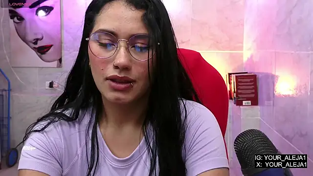 Snapshot of LauraRuiz1 chatting on 05.15.26 LauraRuiz1 online show from 05.15.26