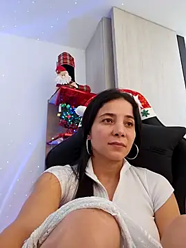 Snapshot of miaeyes chatting on 12.17.24 miaeyes online show from 12.17.24