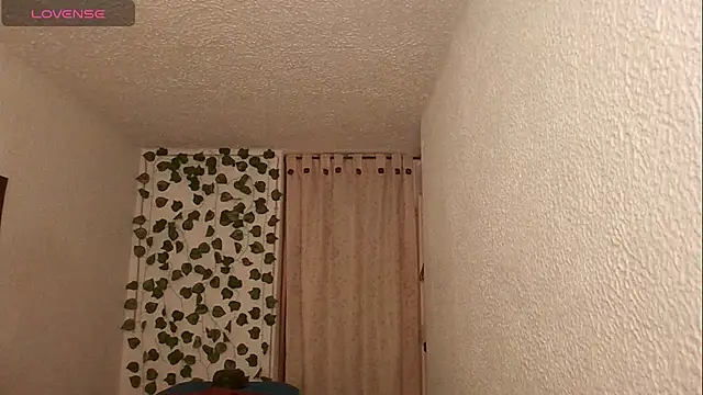 Snapshot of SexDiffrent chatting on 12.18.25 SexDiffrent online show from 12.18.25