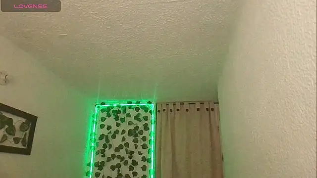 Snapshot of SexDiffrent chatting on 12.22.25 SexDiffrent online show from 12.22.25