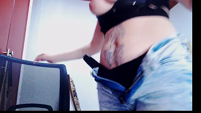 Snapshot of A_R_Y_ chatting on 10.19.25 A R Y online show from 10.19.25