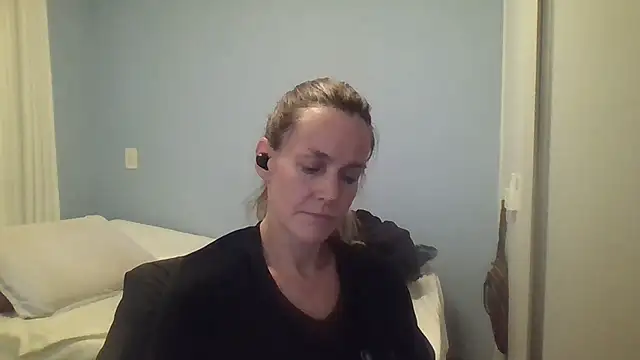 Snapshot of Annylove1 chatting on 10.18.25 Annylove1 online show from 10.18.25