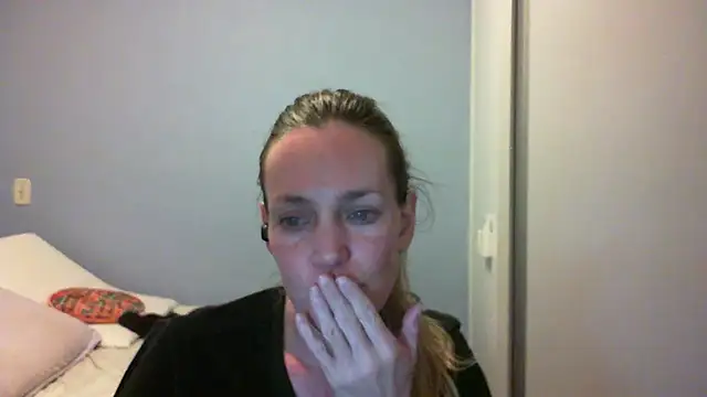 Snapshot of Annylove1 chatting on 10.19.25 Annylove1 online show from 10.19.25