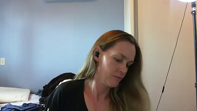 Snapshot of Annylove1 chatting on 10.29.25 Annylove1 online show from 10.29.25