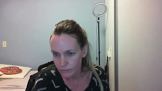 Snapshot of Annylove1 chatting on 10.31.25 Annylove1 online show from 10.31.25