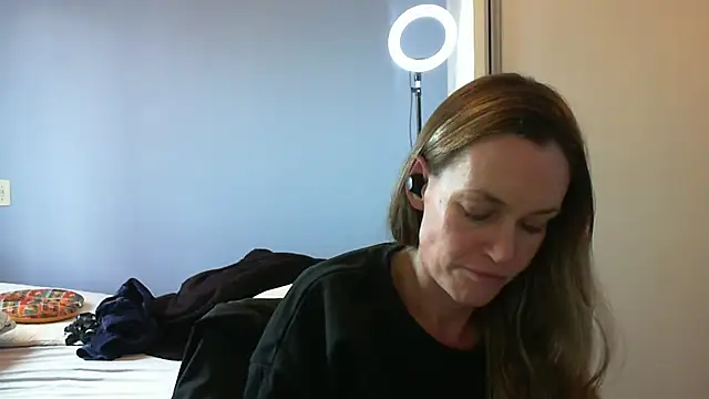 Snapshot of Annylove1 chatting on 10.31.25 Annylove1 online show from 10.31.25