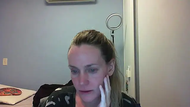 Snapshot of Annylove1 chatting on 11.08.25 Annylove1 online show from 11.08.25