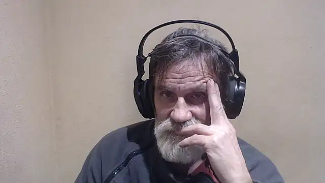 Snapshot of AlexNudo chatting on 01.08.25 AlexNudo online show from 01.08.25