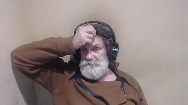 Snapshot of AlexNudo chatting on 02.24.25 AlexNudo online show from 02.24.25