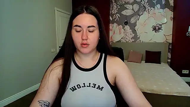 Snapshot of Roxie_Bradley chatting on 06.27.26 Roxie Bradley online show from 06.27.26