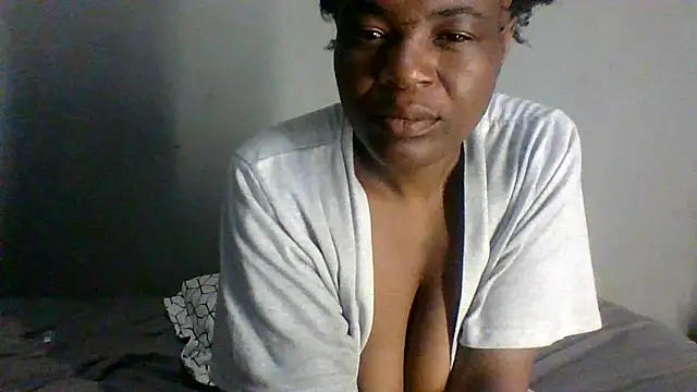 Snapshot of BeejayLoverxx chatting on 01.10.25 BeejayLoverxx online show from 01.10.25