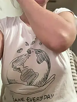 Snapshot of sweetmystery1 chatting on 02.15.25 sweetmystery1 online show from 02.15.25