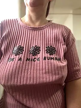 Snapshot of sweetmystery1 chatting on 10.26.25 sweetmystery1 online show from 10.26.25