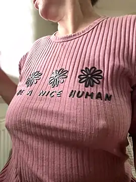 Snapshot of sweetmystery1 chatting on 10.28.25 sweetmystery1 online show from 10.28.25