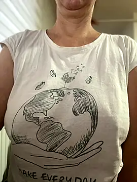 Snapshot of sweetmystery1 chatting on 11.04.25 sweetmystery1 online show from 11.04.25