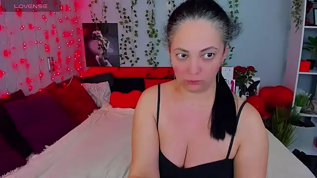 Snapshot of DarlingMilf chatting on 02.21.25 DarlingMilf online show from 02.21.25