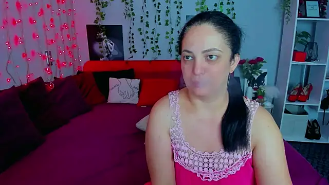 Snapshot of DarlingMilf chatting on 09.24.25 DarlingMilf online show from 09.24.25