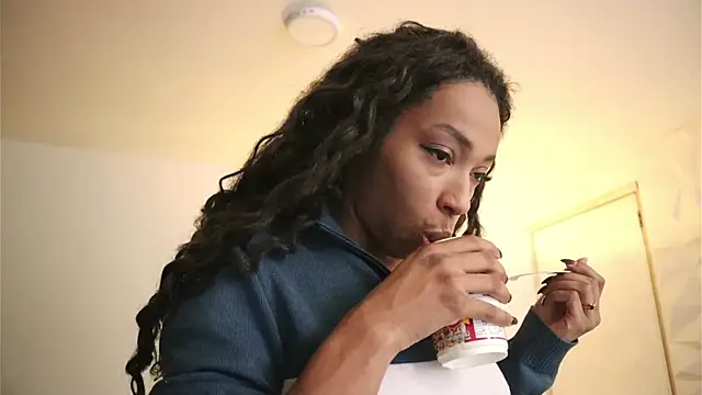 Snapshot of Valeriestyle chatting on 10.30.25 Valeriestyle online show from 10.30.25