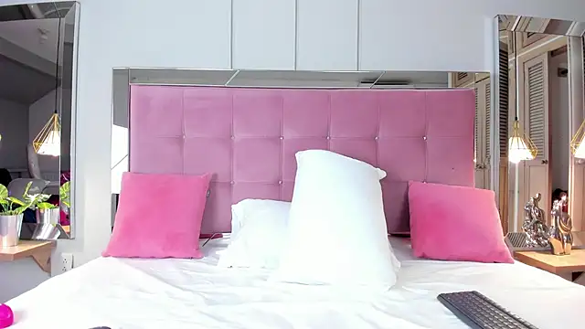 Snapshot of Ahincale chatting on 10.18.25 Ahincale online show from 10.18.25